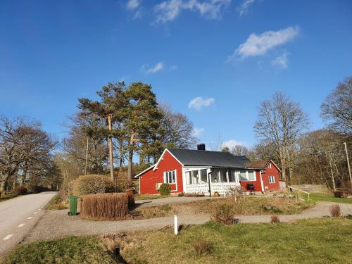 Super cozy cottage with large garden and lake view