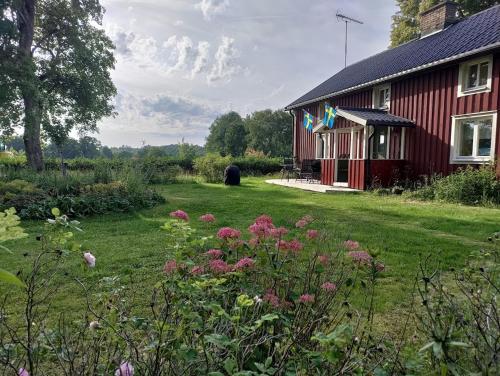 Lantlig idyll nära sjö i Småland