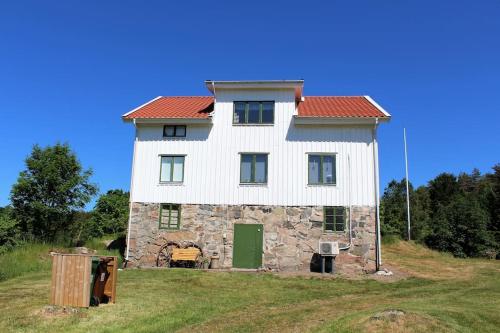 Hus med landsbygd och hav