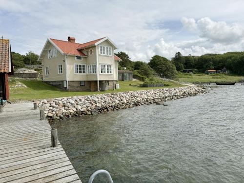 Unique beach villa with own jetty in Hamburgsund